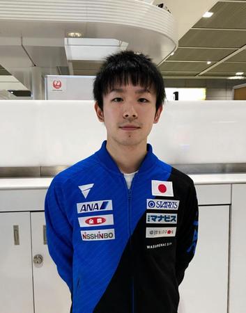 　韓国オープンに向けて出発した丹羽孝希＝成田空港