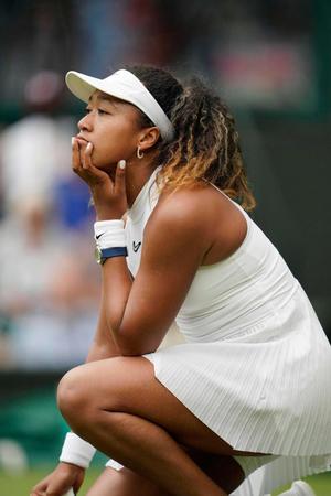 　女子シングルス１回戦でポイントを許し、しゃがみ込む大坂なおみ（共同）