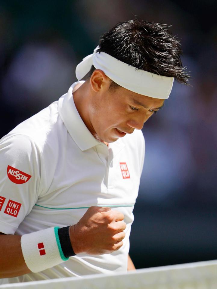 男子シングルス２回戦　第１セットでゲームを奪いガッツポーズする錦織圭＝ウィンブルドン（共同）