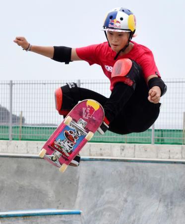 　公開練習で技を披露する四十住さくら＝鵠沼海浜公園スケートパーク
