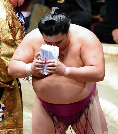 今年の初場所、懸賞金をがっちりつかむ御嶽海＝１月