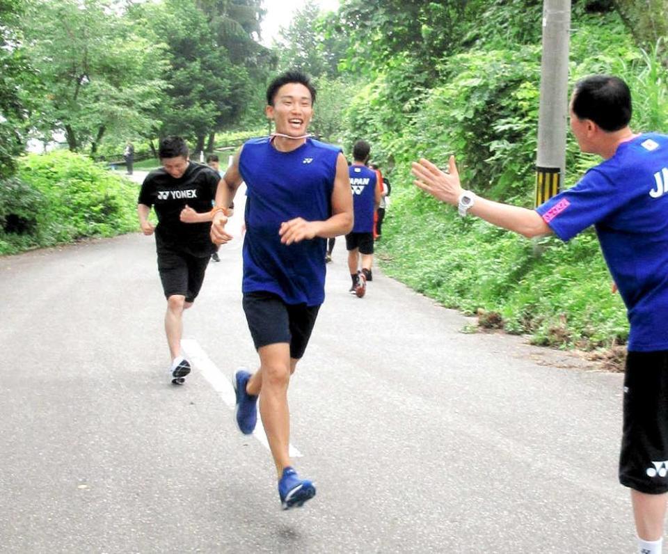 　山道でのダッシュで鍛え抜く桃田