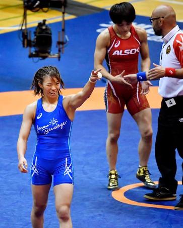 女子57キロ級で伊調馨（奥）に勝利し喜ぶ川井梨紗子＝６日午後、埼玉県の和光市総合体育館