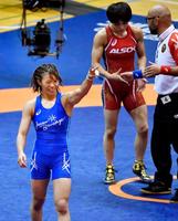 女子57キロ級で伊調馨（奥）に勝利し喜ぶ川井梨紗子＝６日午後、埼玉県の和光市総合体育館