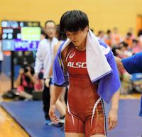 川井梨紗子に敗れ、肩を落としながら引き揚げる伊調馨＝和光市総合体育館（撮影・中田匡峻）