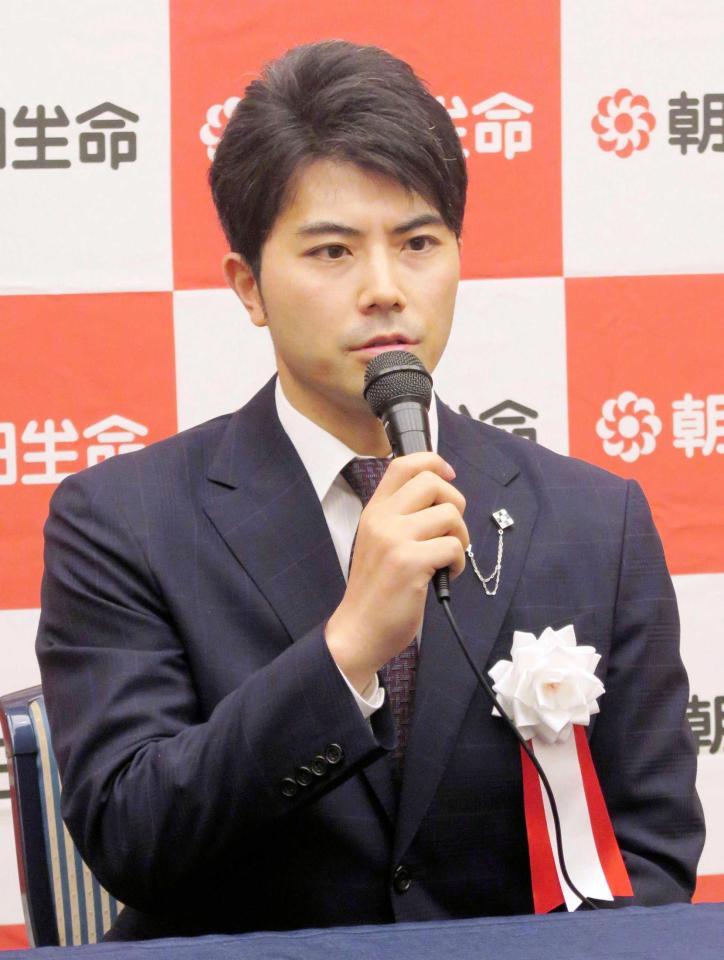 　朝日生命体操クラブ総監督の就任披露パーティーで、記者会見する塚原直也氏