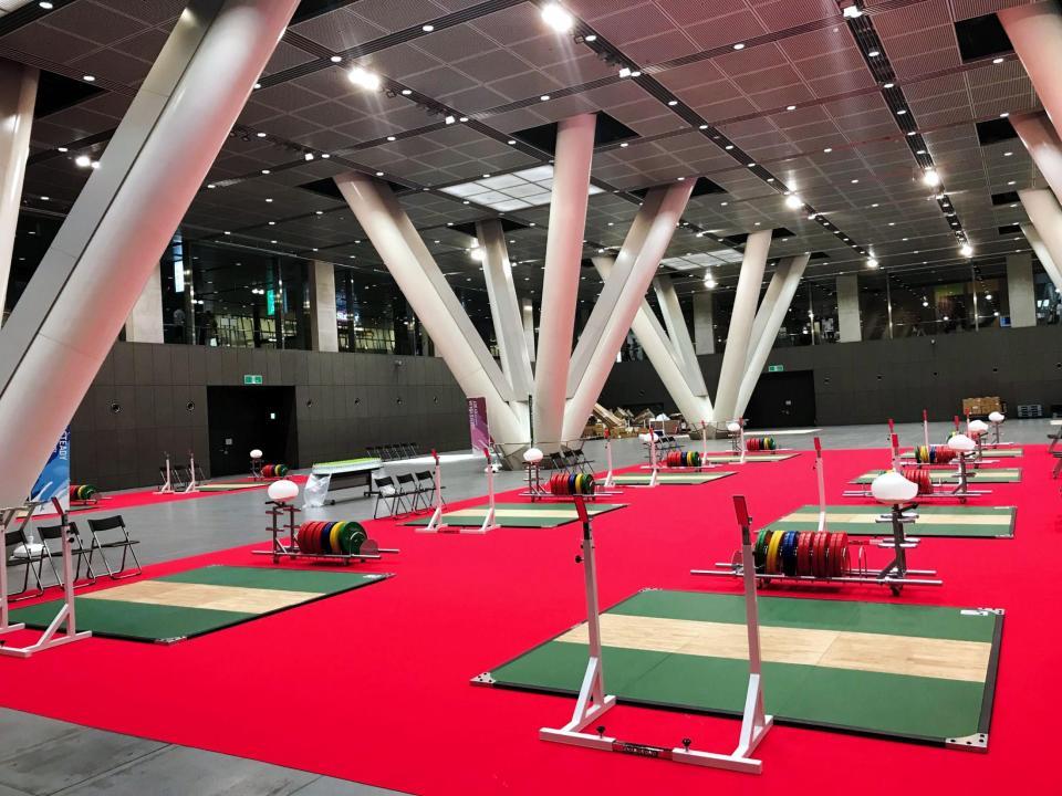 公開された重量挙げの練習場＝東京国際フォーラム