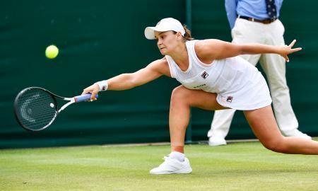 　女子シングルス４回戦で厳しい姿勢で返球するアシュリー・バーティ。アリソン・リスクに敗れた＝ウィンブルドン（共同）