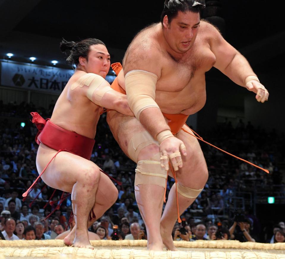 体重１０５キロ差対決制す 小兵の炎鵬 巨漢の魁聖を送り出し スポーツ デイリースポーツ Online