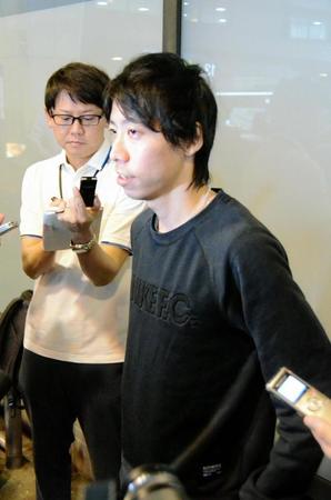 　ゴールドコーストマラソンから帰国した設楽悠太＝成田空港