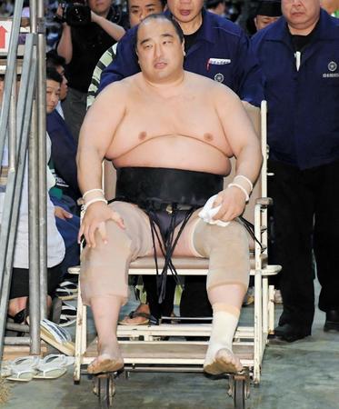 　竜虎との取組で膝を痛め、車椅子で引き揚げる安美錦＝７月８日
