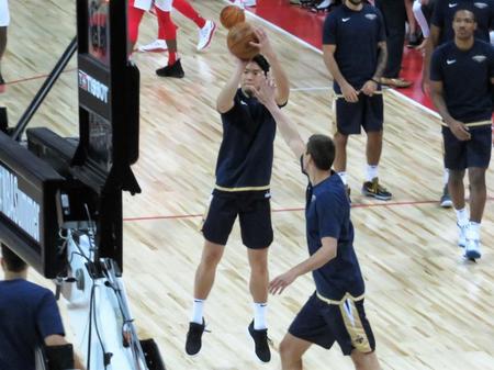 初得点に向けて試合前に準備をする比江島（撮影・小林信行）