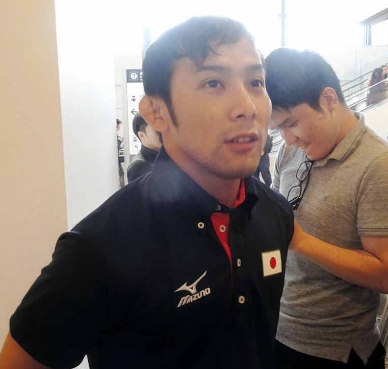 　ＧＰ大会を終えてカナダから帰国した高藤直寿＝成田空港