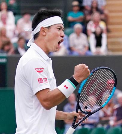 　男子シングルス４回戦でガッツポーズする錦織圭（共同）