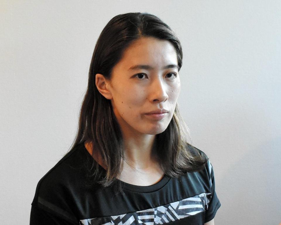 　帰国した大橋悠依＝成田空港