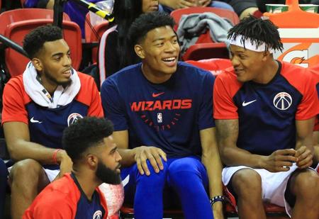 　クリッパーズ戦で笑顔を見せるウィザーズの八村（中央）＝共同