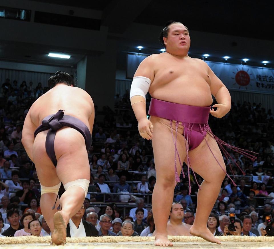 妙義龍（左）を小手投げで破り、初日から５連勝の友風＝ドルフィンズアリーナ（撮影・中田匡峻）