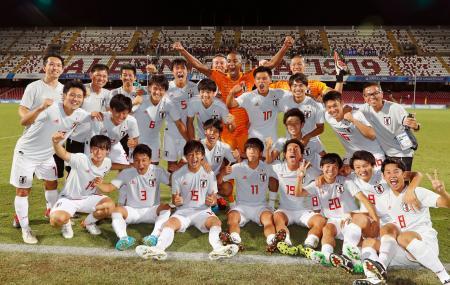 　地元イタリアを破り、決勝進出を喜ぶサッカー男子日本の選手たち＝サレルノ（共同）