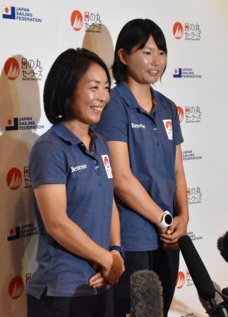 　東京五輪に向け、意気込みを語るセーリング女子４７０級の吉田（左）、吉岡組＝１２日午後、東京都内