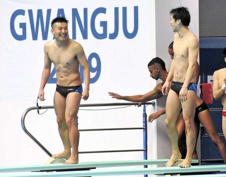 　笑顔で練習する寺内健（左）と坂井丞