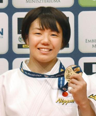 　女子５２キロ級で優勝し、金メダルを手にする前田千島＝ブダペスト（共同）