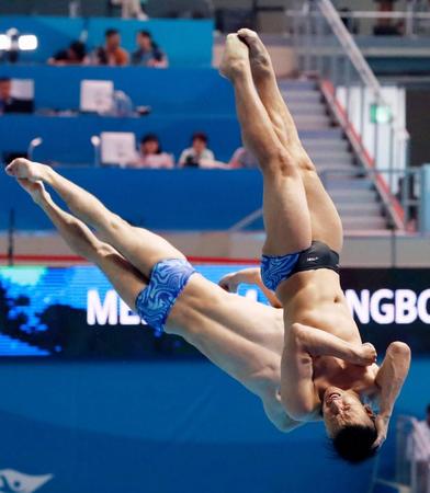 男子シンクロ板飛び込み予選　寺内（手前）、坂井組の演技＝光州（共同）