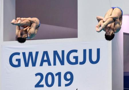 男子シンクロ板飛び込み決勝　寺内（左）、坂井組の演技＝光州（共同）