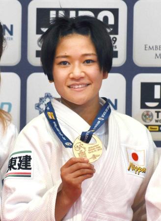 　女子４８キロ級で優勝し、金メダルを手にする渡名喜風南（共同）
