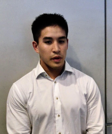 遠征先のカナダから帰国したベイカー茉秋＝成田空港