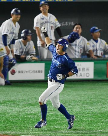 　大阪ガス-ＪＦＥ東日本　タイブレークの延長１２回裏ＪＦＥ東日本２死三塁、サヨナラの右前打を放ち、ガッツポーズで一塁へ向かう中沢＝東京ドーム