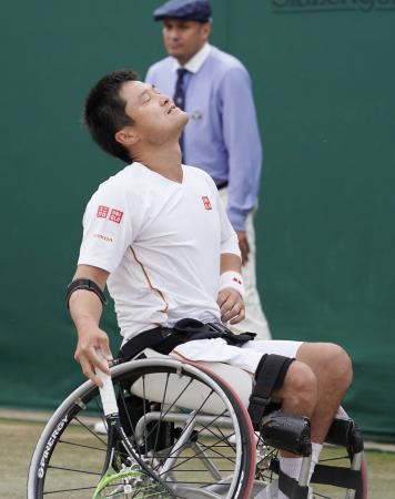 　車いすの部男子シングルス決勝で敗れ、天を仰ぐ国枝慎吾＝ウィンブルドン（共同）