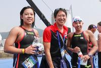 女子10キロのレースを終え、鈴木大地スポーツ庁長官（中央）と写真に納まる新倉みなみ（左）と貴田裕美＝麗水（共同）