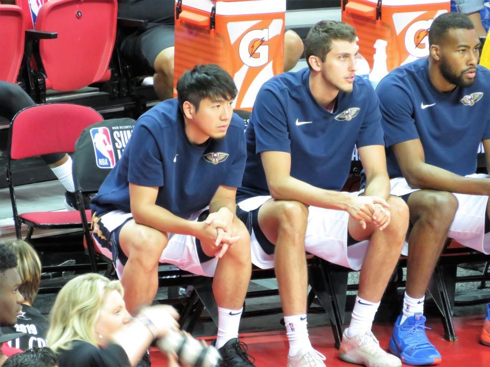 出場機会がなかった比江島（左）＝撮影・小林信行