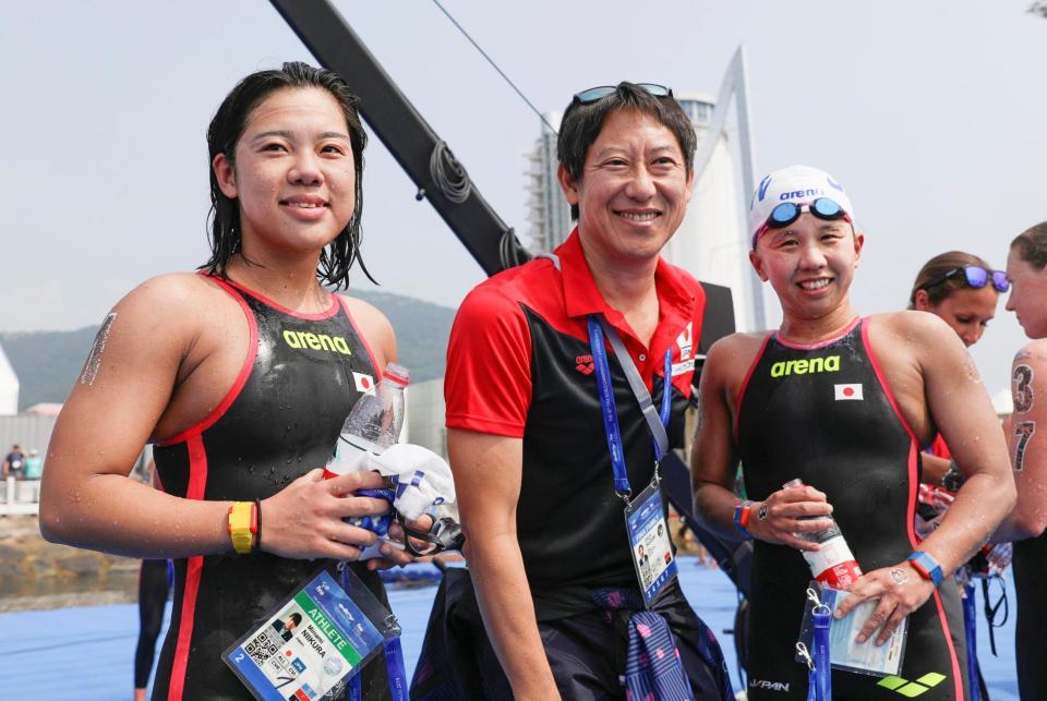 女子10キロのレースを終え、鈴木大地スポーツ庁長官（中央）と写真に納まる新倉みなみ（左）と貴田裕美＝麗水（共同）