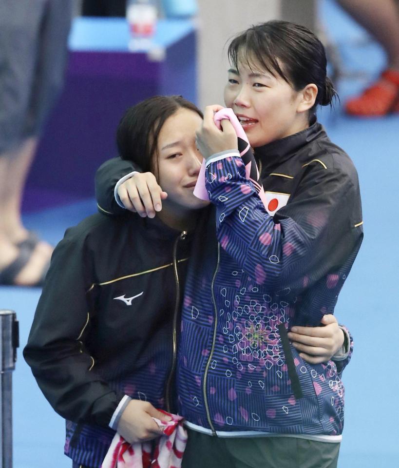 　女子シンクロ板飛び込み予選を終え、抱き合う榎本（右）、宮本組＝光州（共同）