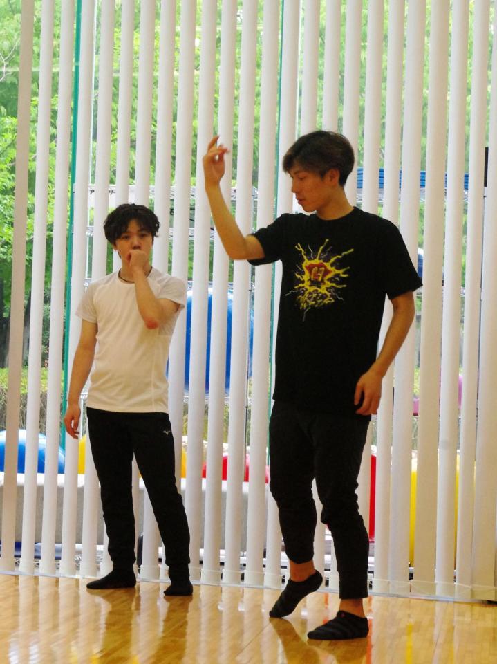 表現トレーニングをする（左から）宇野昌磨と田中刑事＝中京大アイスアリーナ