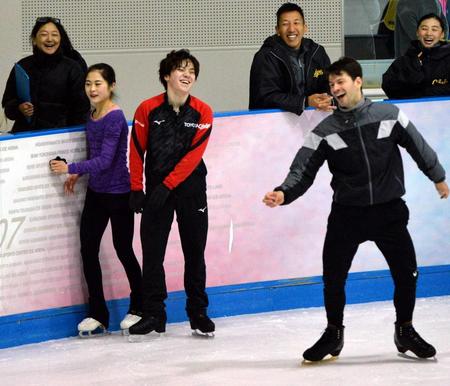 　ステファン・ランビエールコーチ（右手前）の指導に笑顔を見せる宇野昌磨（中央）。左は宮原知子