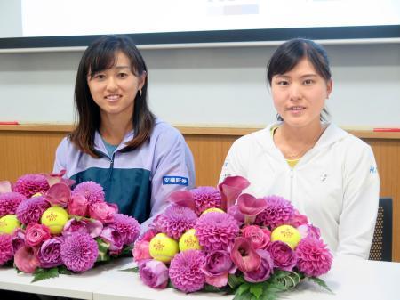 　記者会見した土居美咲（左）と二宮真琴＝１８日、東京都北区の味の素ナショナルトレーニングセンター