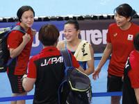 　女子３メートル板飛び込みで決勝進出を決め笑顔の三上紗也可（中央）