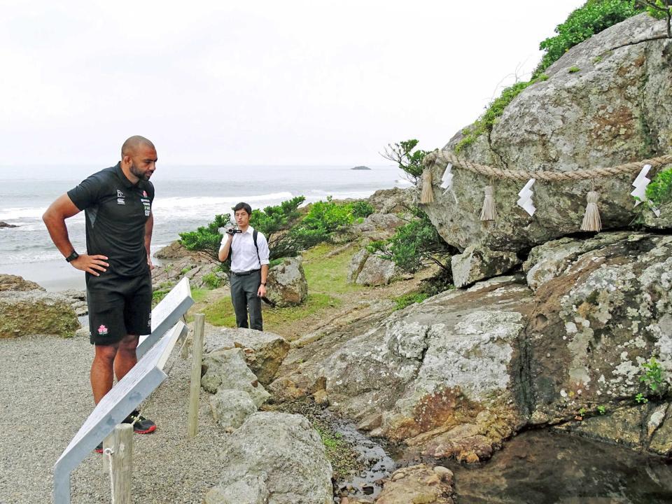 ラグビー日本代表が「さざれ石」を見学 心を一つに「君が代 ...