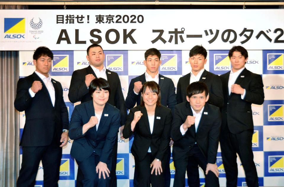 　レスリングの高橋侑希（前列右）、高谷惣亮（後列右から２人目）、重量挙げの八木かなえ（前列中央）、柔道の向翔一郎（後列右端）ら