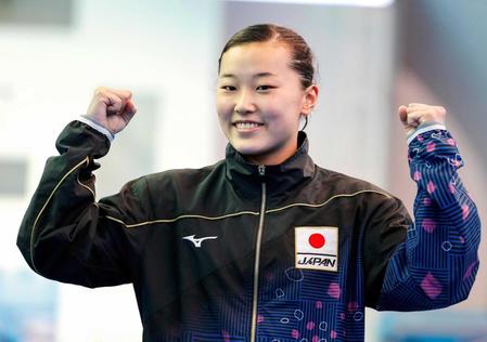 　女子３メートル板飛び込みで決勝進出を決めガッツポーズする三上紗也可。東京五輪代表に事実上決まった（共同）