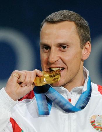 　バンクーバー冬季五輪のフリースタイルスキー男子エアリアルの表彰式で、授与された金メダルを掲げるベラルーシのグリシン氏＝２０１０年２月（タス＝共同）