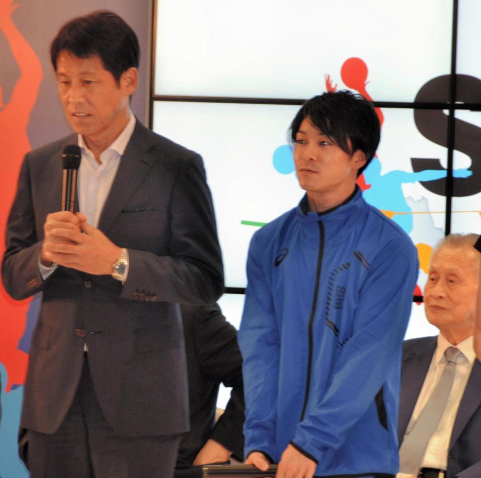 　東京五輪１年前イベントに出席したタイ代表の西野朗監督（左）と、体操の内村航平（右）＝埼玉県越谷市イオンレイクタウン