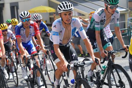 　ツール・ド・フランス第１４ステージで力走する選手たち＝２０日、フランス・トゥールマレーバレージュ（ゲッティ＝共同）