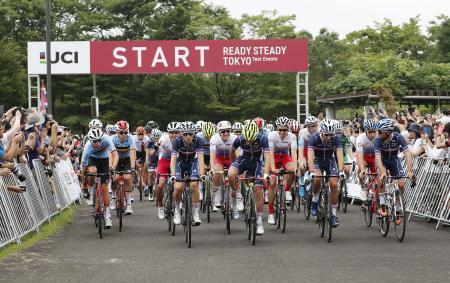 　２０２０年東京五輪の自転車ロードレースのテスト大会で、ゴールの富士スピードウェイに向けスタートする選手たち＝武蔵野の森公園
