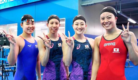 女子４００メートルリレーで東京五輪の出場枠を獲得し、笑顔で記念写真に納まる（左から）白井、佐藤、青木智、大本＝光州（共同）