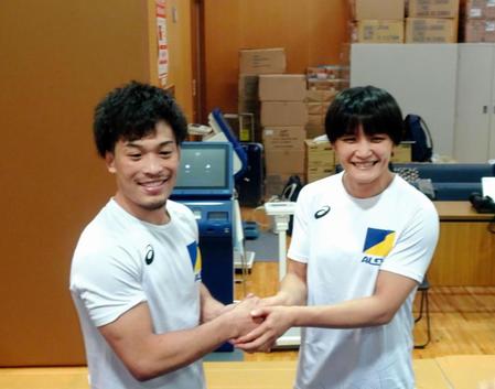 世界選手権切符を獲った太田忍（左）とセコンドについた伊調馨