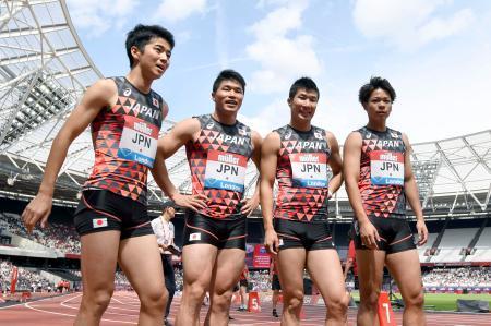 　男子４００メートルリレー　日本歴代３位の３７秒７８で２位に入った日本チーム。左から多田、小池、桐生、白石＝ロンドン（共同）
