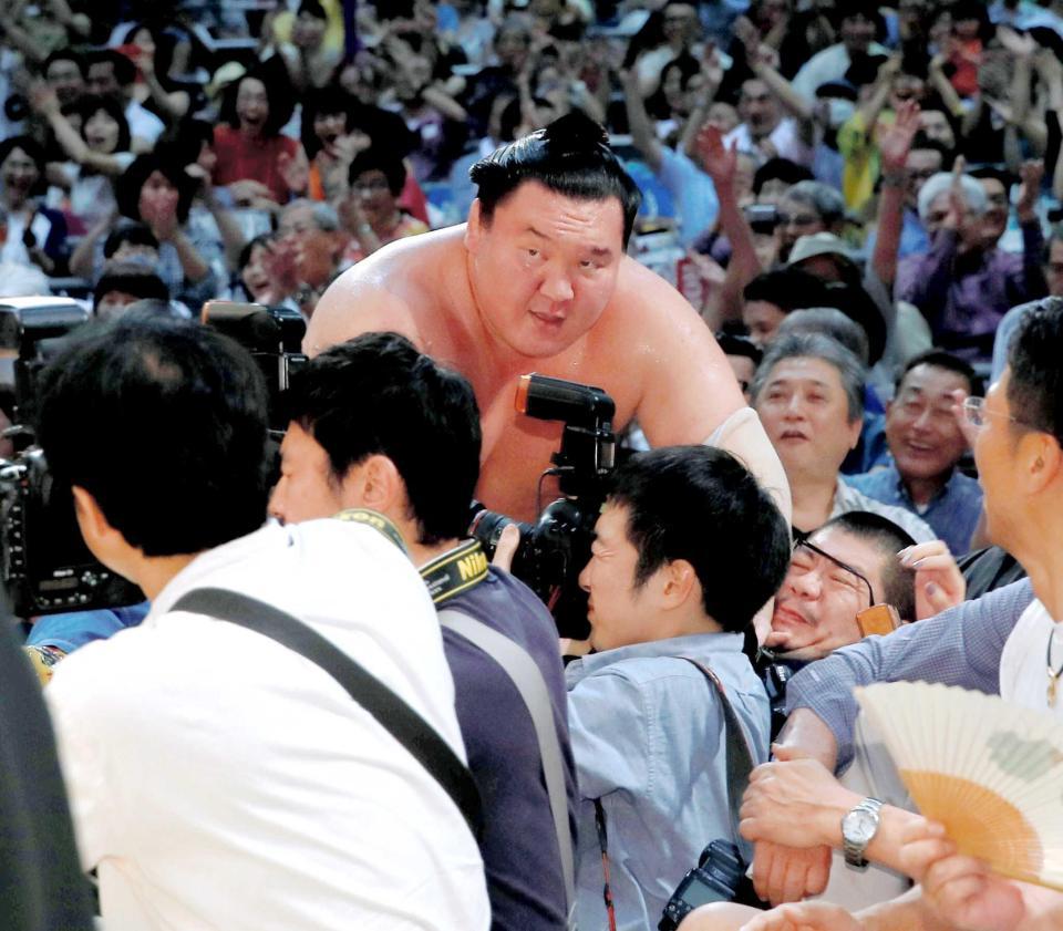 　琴奨菊に寄り切られて土俵下に落ちる白鵬（撮影・坂部計介）